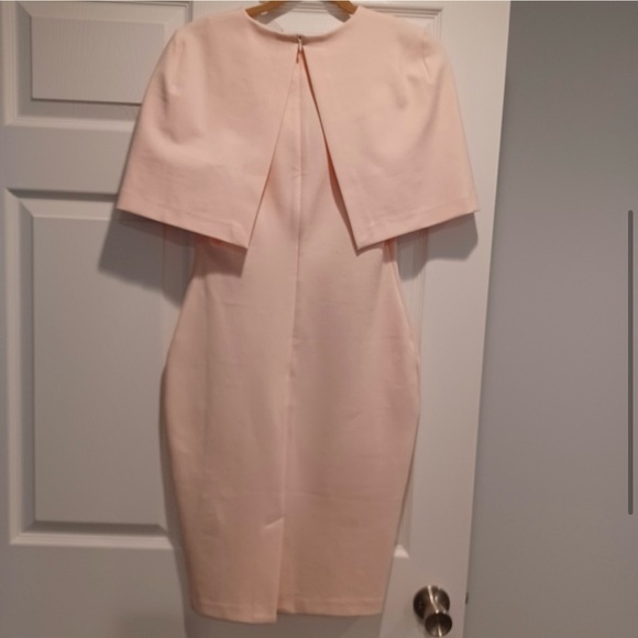 Elliatt cape shoulder dress - Picture 2 of 8